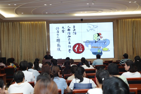 盧永收科長(zhǎng)正在講解.JPG